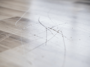 プロが教える!フローリングに傷がつく原因