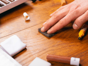 自分で直せる傷の補修方法|プロに依頼すべき傷の見分け方も解説